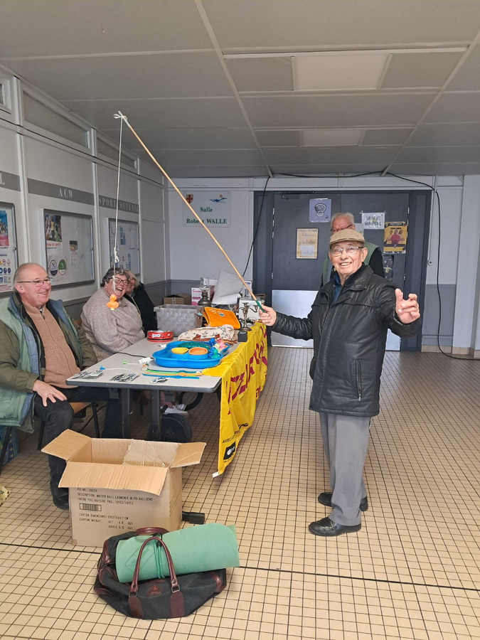 Quand des pêcheurs s'invitent à la Pêche au canard au stand du Téléthon 2024 de Wambrechies