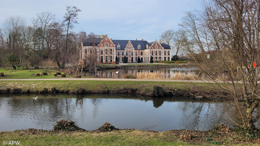 Le château de Robersart, tel qu'il apparaît depuis le parc.