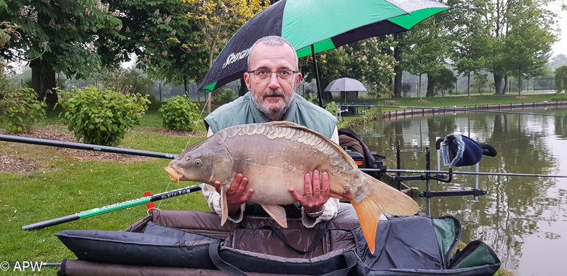 Didier - carpe de 9,8 kilos en pêche de nuit dont le poids a été contrôlé par les gardes.