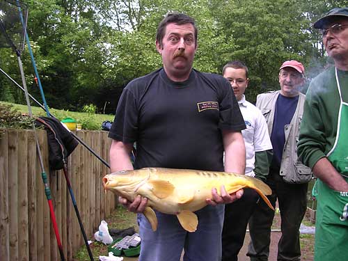 Sensations pour Pascal qui armé de son montage truite remonte une carpe de 7kg75 !, 2008